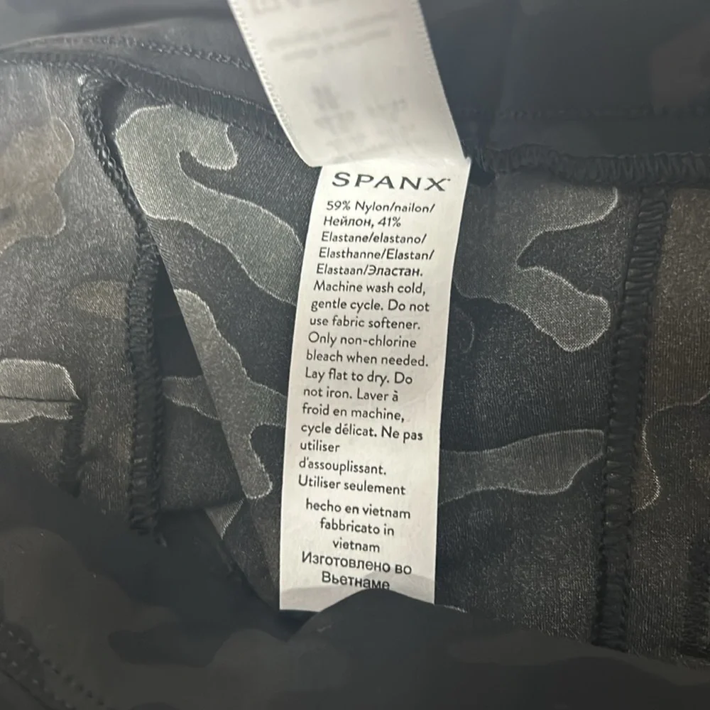 NEW Spanx brand black camoflage camo sunshine stretchy flattering short XL golf